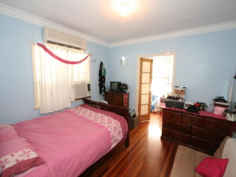 8 Gary Street, Morningside QLD 4170
