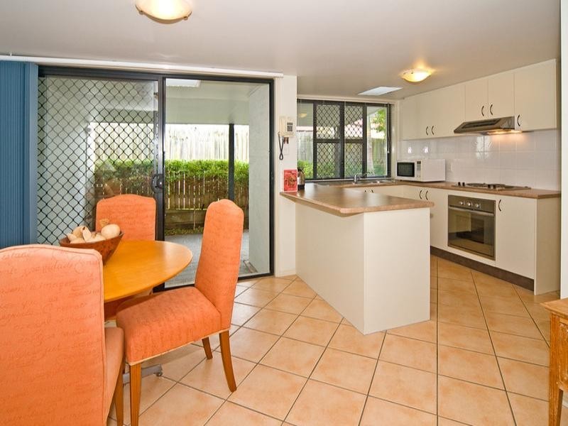 2/13 Daniells Street, Carina QLD 4152