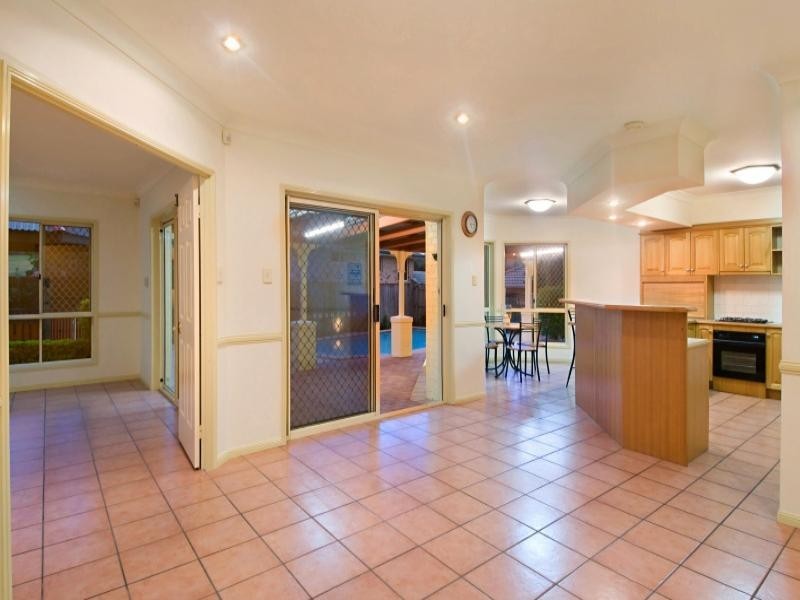 28 Beaulieu Crescent, Carindale QLD 4152