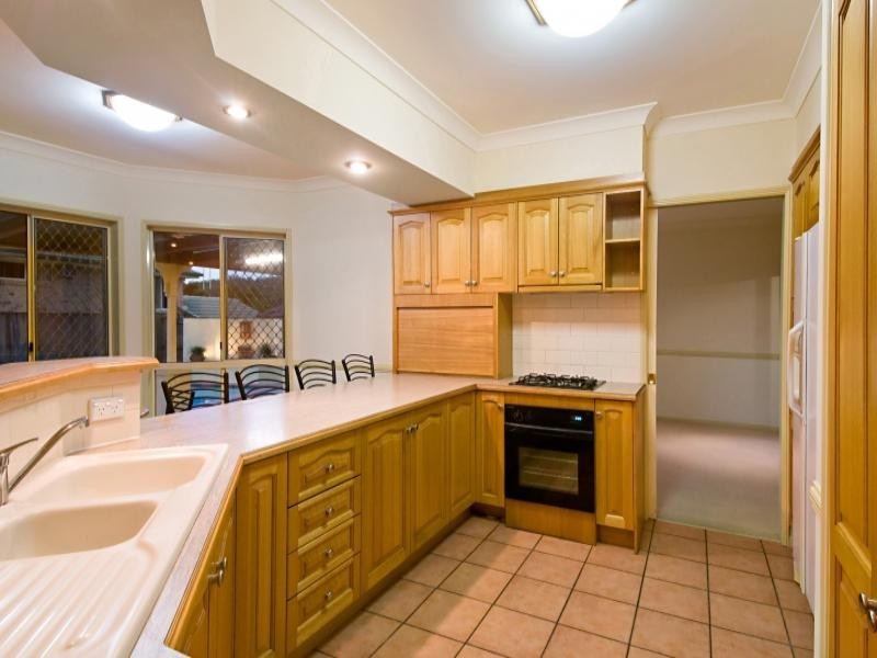28 Beaulieu Crescent, Carindale QLD 4152