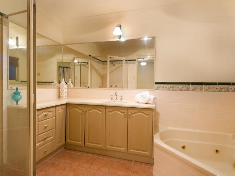 28 Beaulieu Crescent, Carindale QLD 4152