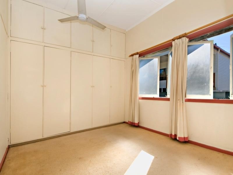 8 Gillan Street, Norman Park QLD 4170