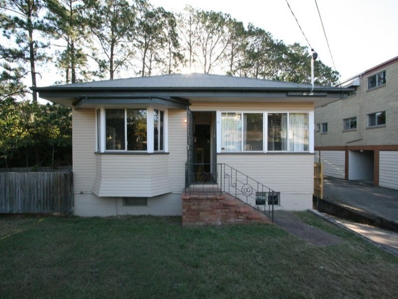 15 Daphne Street, Camp Hill QLD 4152