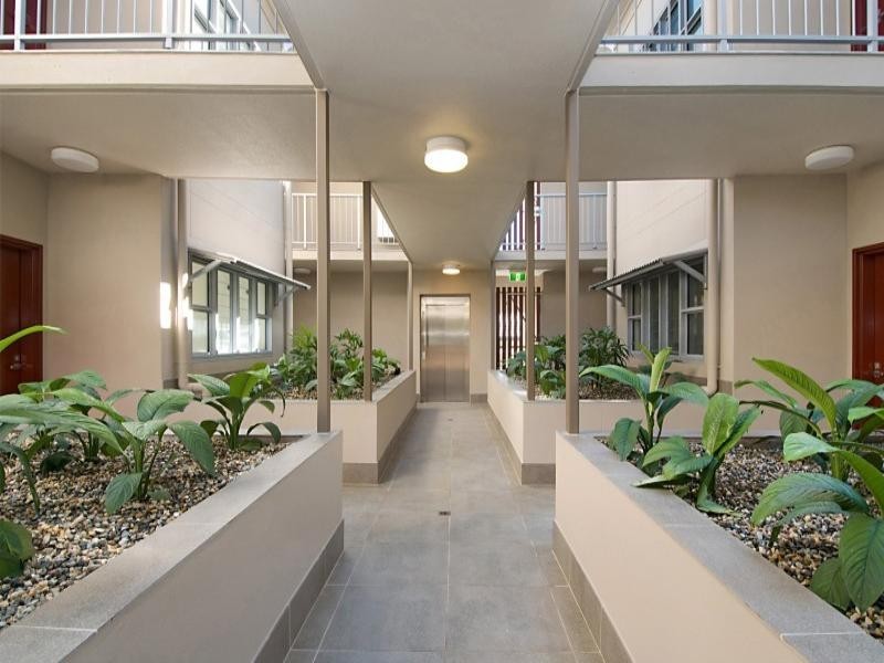 2/18 Barton Road, Hawthorne QLD 4171