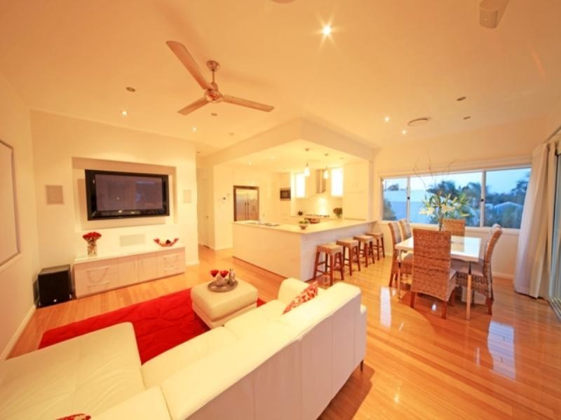 42 McIlwraith Avenue, Norman Park QLD 4170