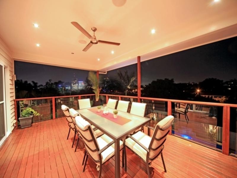 42 McIlwraith Avenue, Norman Park QLD 4170