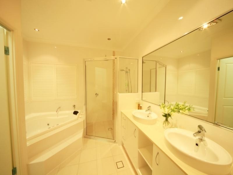 42 McIlwraith Avenue, Norman Park QLD 4170