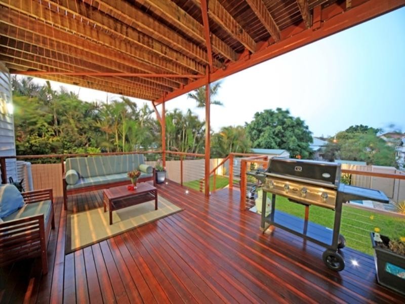 42 McIlwraith Avenue, Norman Park QLD 4170