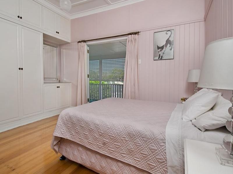 24 Blackheath Avenue, Hawthorne QLD 4171