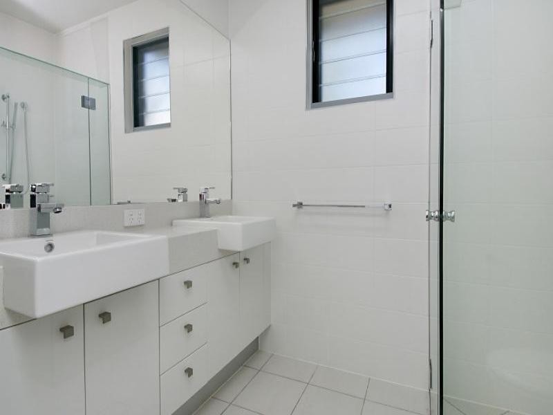 2/435 Esplanade, Manly QLD 4179