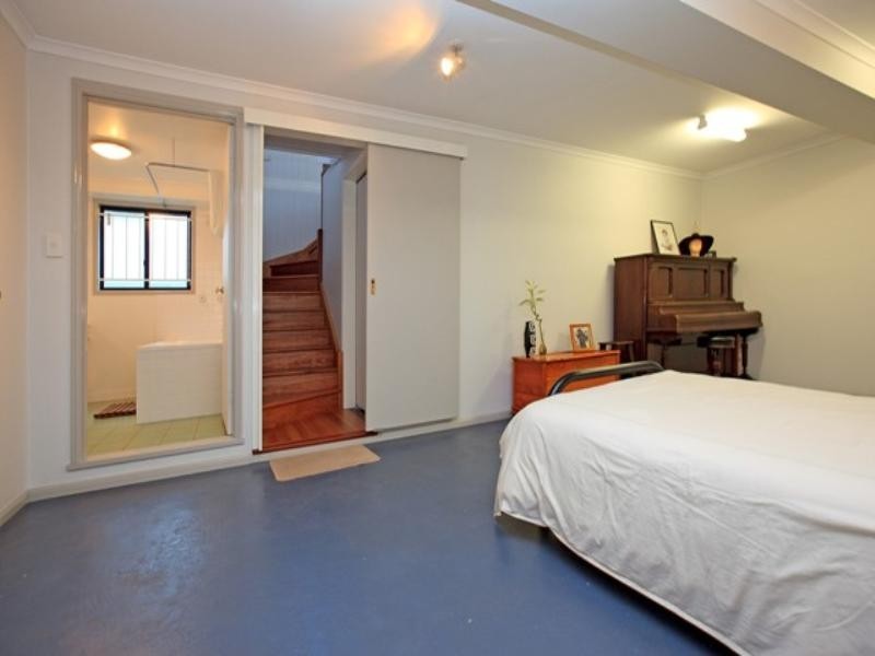 66 Riding Road, Hawthorne QLD 4171