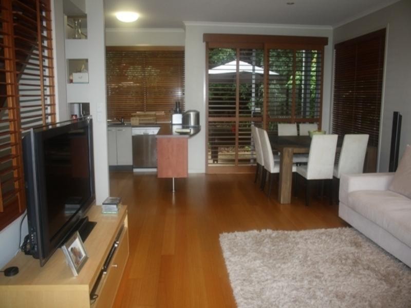 2/118 Railway Parade, Norman Park QLD 4170