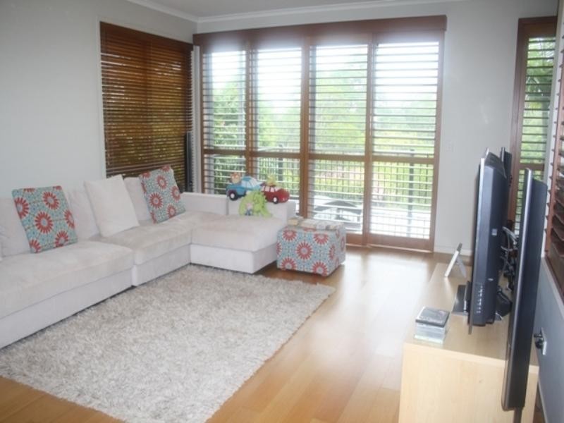 2/118 Railway Parade, Norman Park QLD 4170