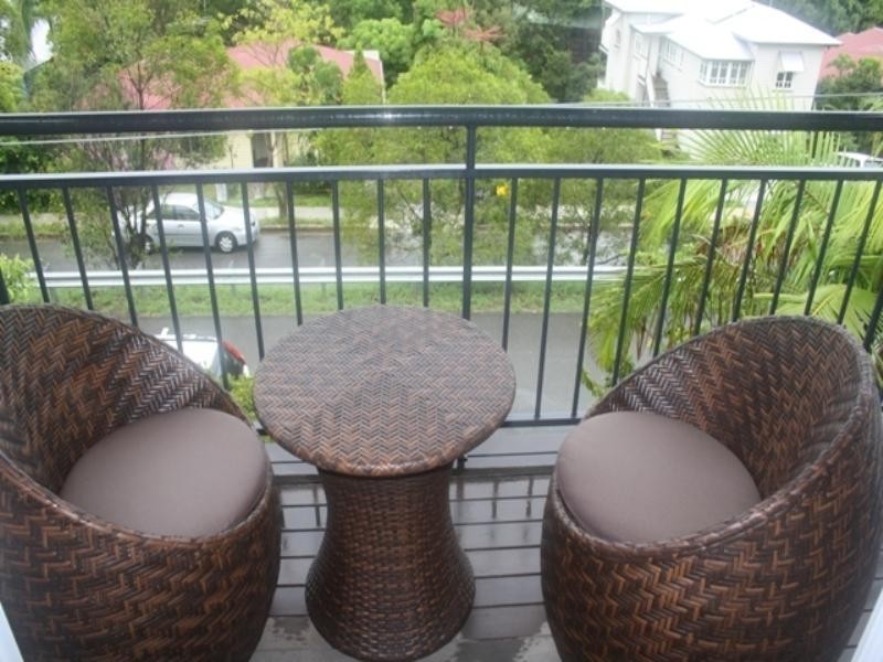 2/118 Railway Parade, Norman Park QLD 4170