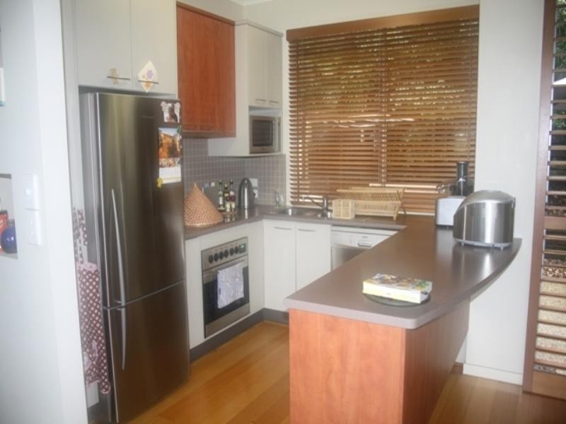 2/118 Railway Parade, Norman Park QLD 4170