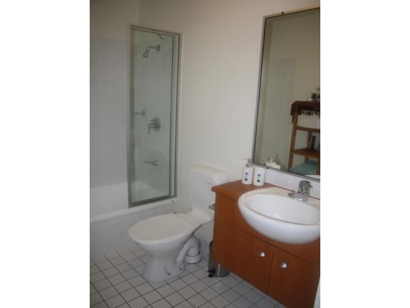 2/118 Railway Parade, Norman Park QLD 4170