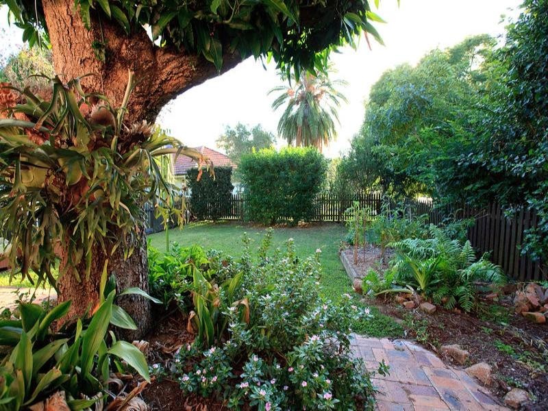 32 The Promenade, Camp Hill QLD 4152