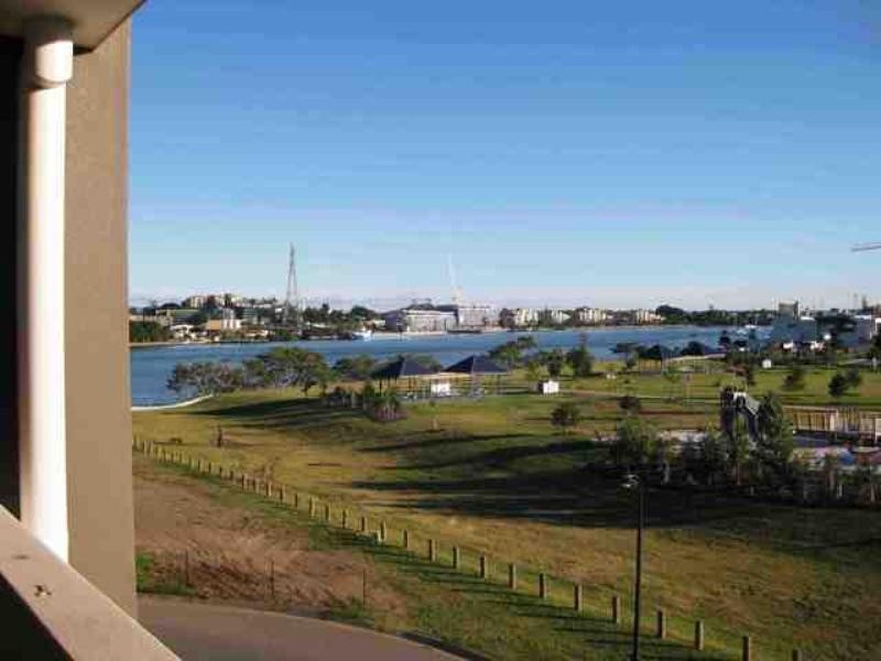 233/16 Waterline Crescent, Bulimba QLD 4171