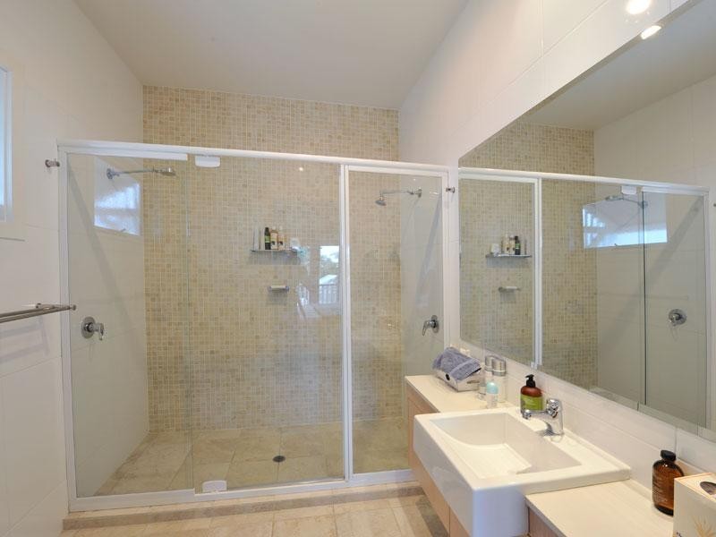 12 Melbourne Avenue, Camp Hill QLD 4152