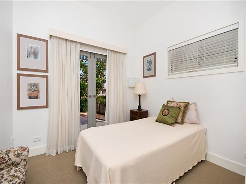 12 Melbourne Avenue, Camp Hill QLD 4152