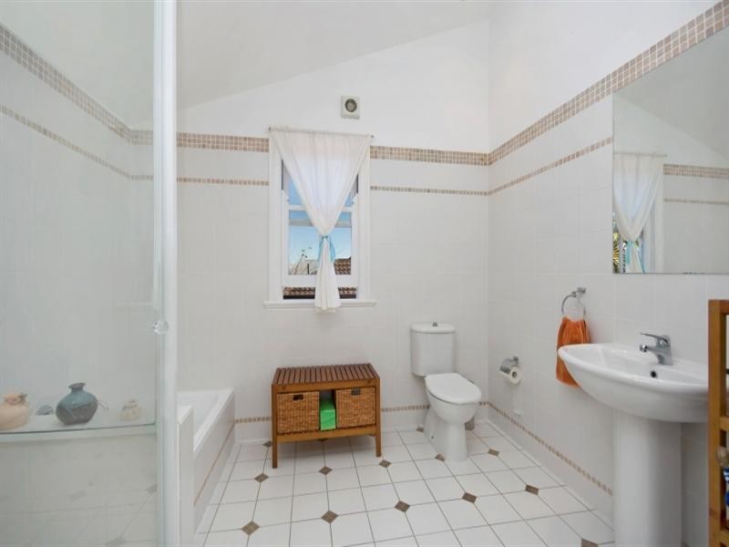 15 Armstrong Road, Cannon Hill QLD 4170