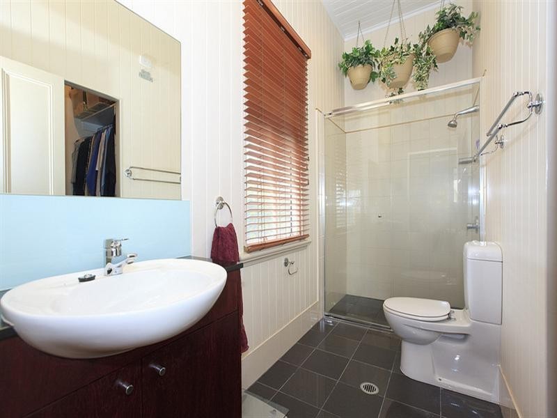 38 Longfellow Street, Norman Park QLD 4170