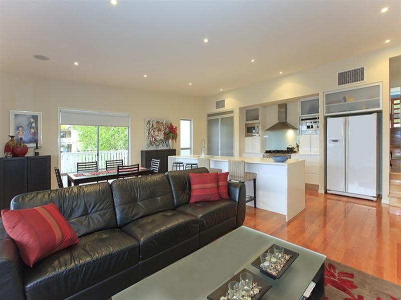 27 Waverley Road, Camp Hill QLD 4152