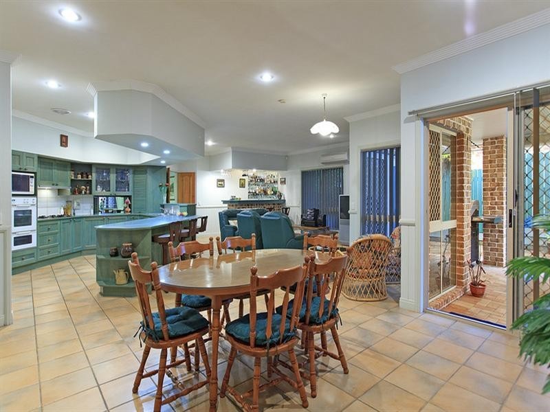 37 Amersham Crescent, Carindale QLD 4152