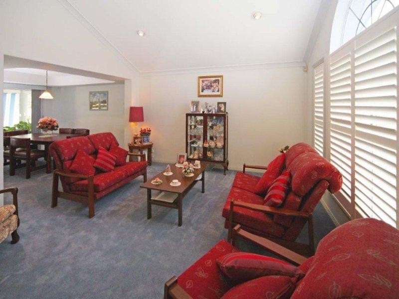 11 St Andrews Crescent, Carindale QLD 4152