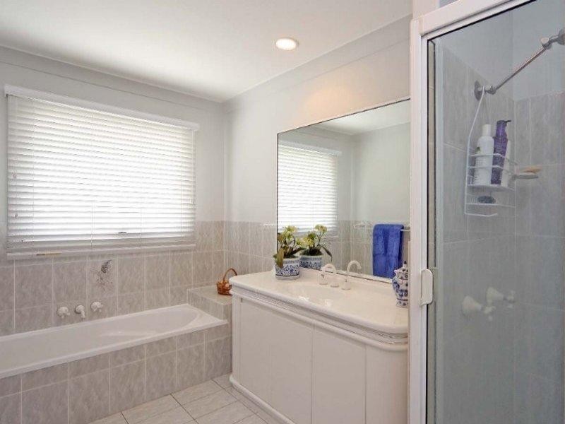 11 St Andrews Crescent, Carindale QLD 4152