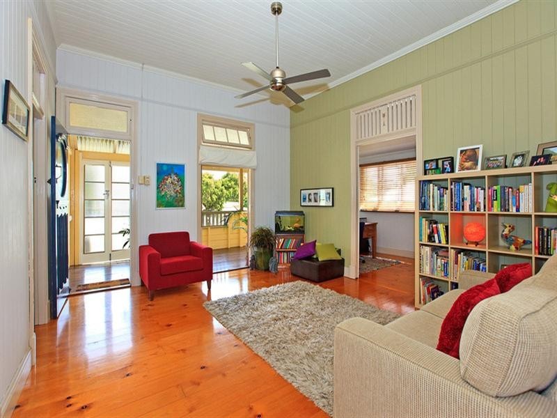 39 Russell Avenue, Norman Park QLD 4170