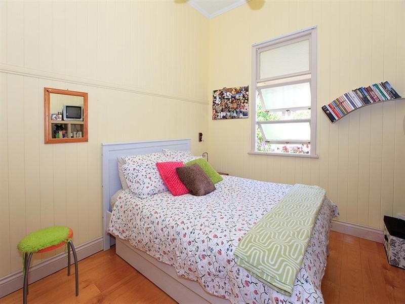 39 Russell Avenue, Norman Park QLD 4170