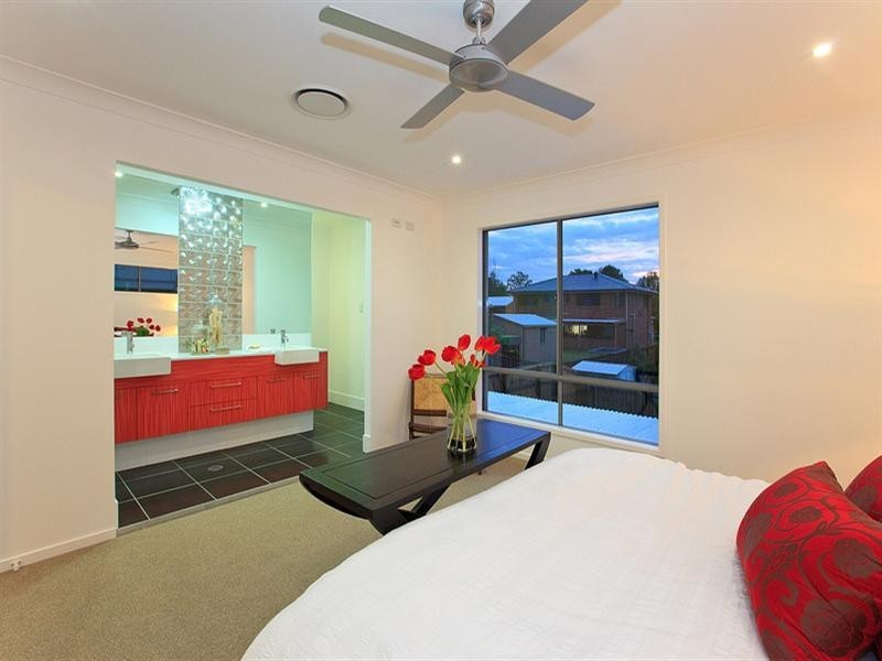 15 Windemere Avenue, Morningside QLD 4170