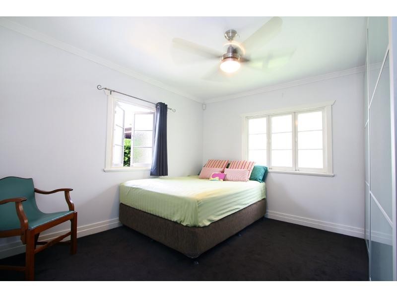 140 Macrossan Avenue, Norman Park QLD 4170