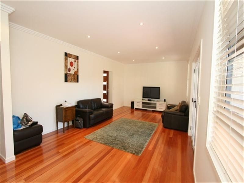 11 Kensington Avenue, Seven Hills QLD 4170