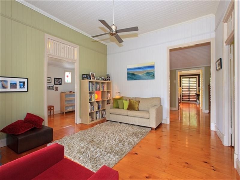 39 Russell Avenue, Norman Park QLD 4170