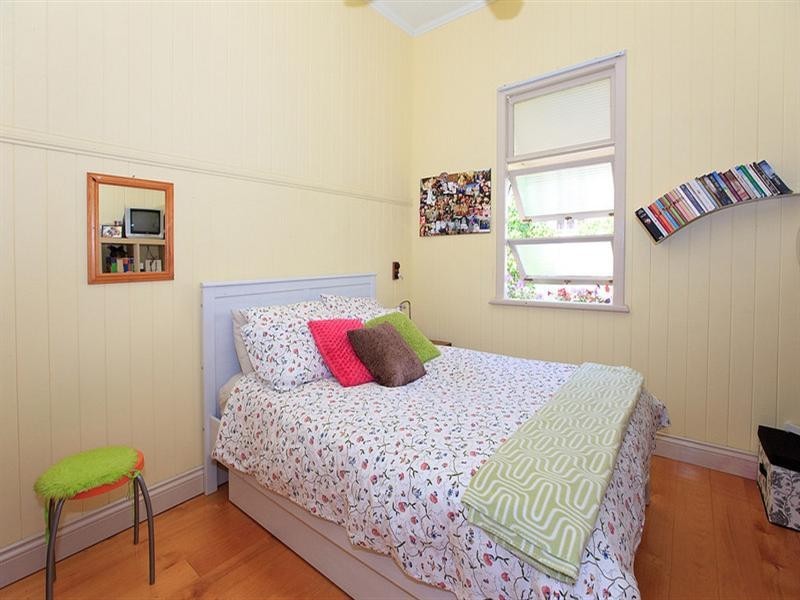 39 Russell Avenue, Norman Park QLD 4170