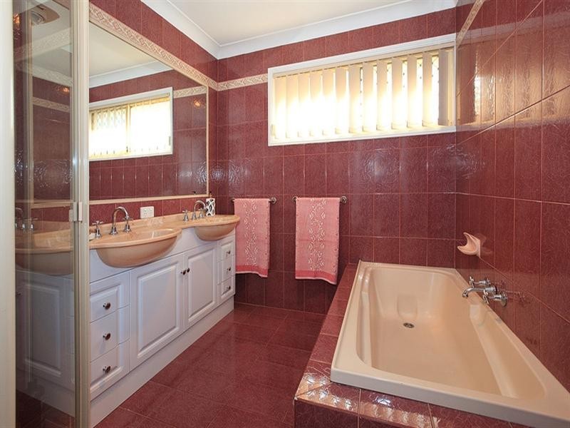 9 Hillside Crescent, Edens Landing QLD 4207