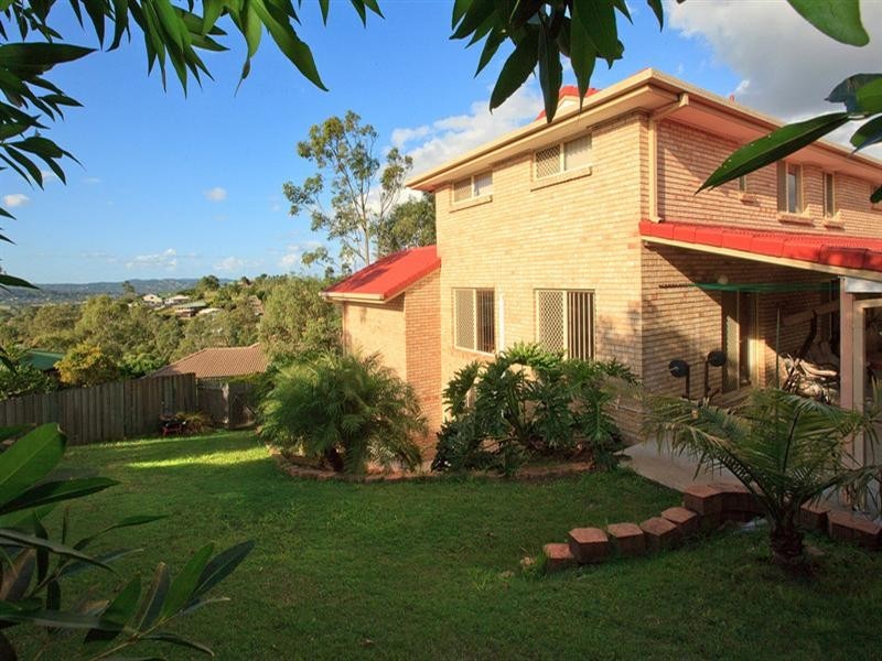 9 Hillside Crescent, Edens Landing QLD 4207