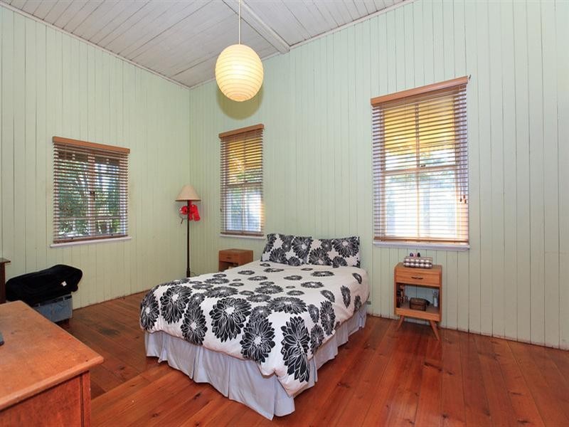 31 Barrack Road, Cannon Hill QLD 4170