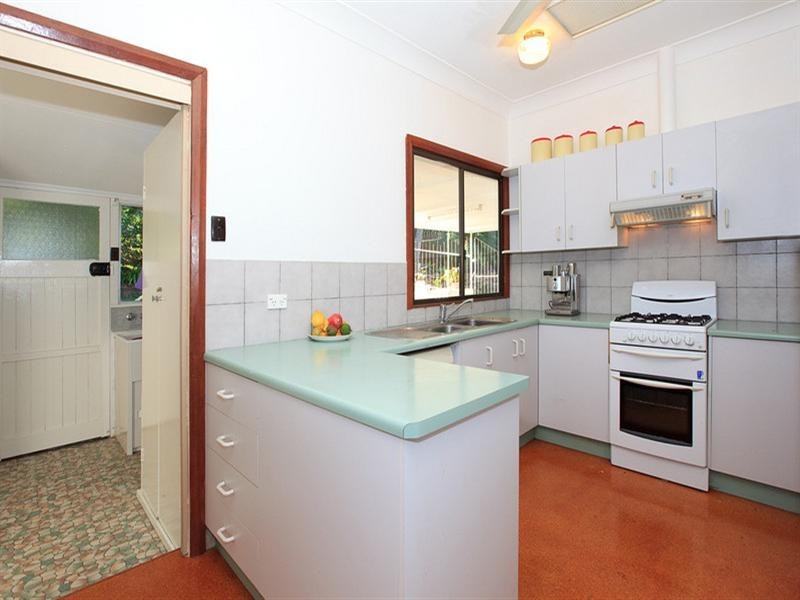 4 Pattison Avenue, Norman Park QLD 4170