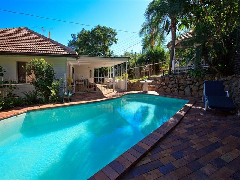 4 Pattison Avenue, Norman Park QLD 4170