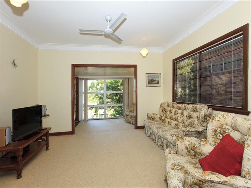 4 Pattison Avenue, Norman Park QLD 4170