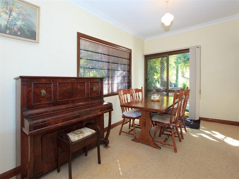 4 Pattison Avenue, Norman Park QLD 4170