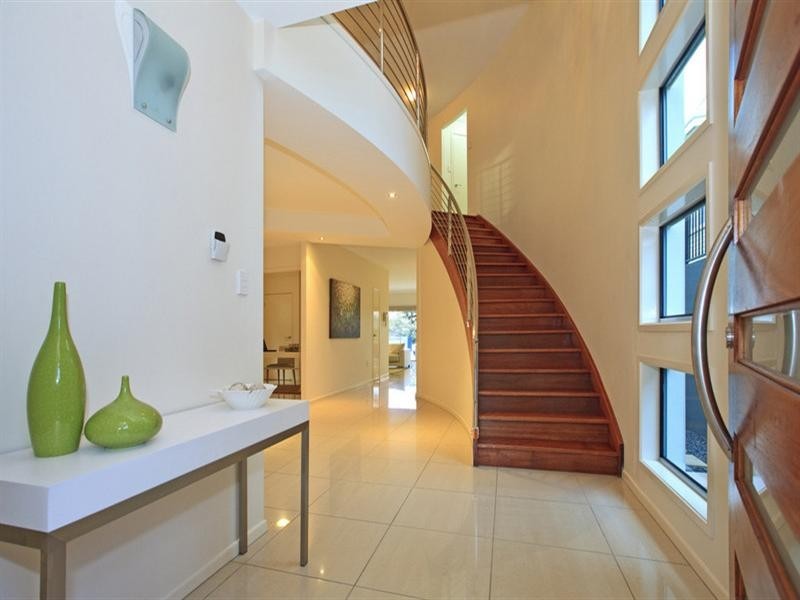 27 Taylor Street, Balmoral QLD 4171