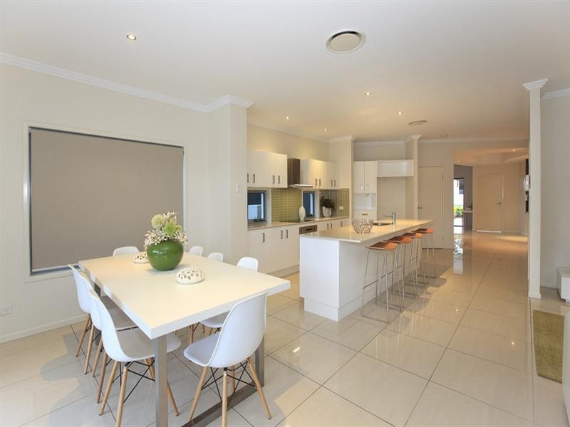 27 Taylor Street, Balmoral QLD 4171