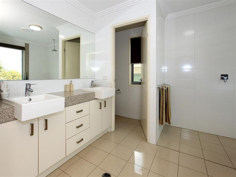 27 Taylor Street, Balmoral QLD 4171