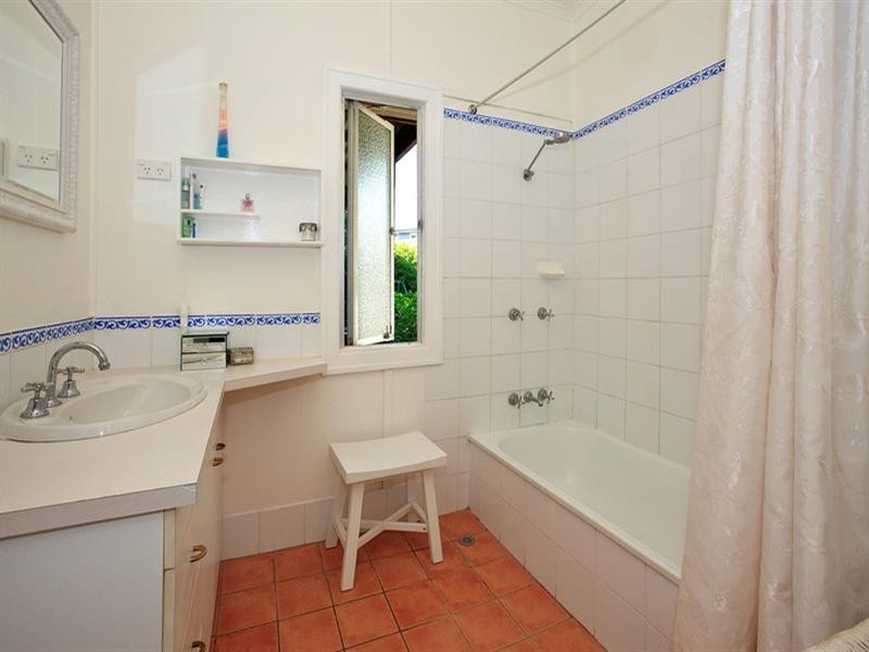 37 Shrapnel Road, Cannon Hill QLD 4170