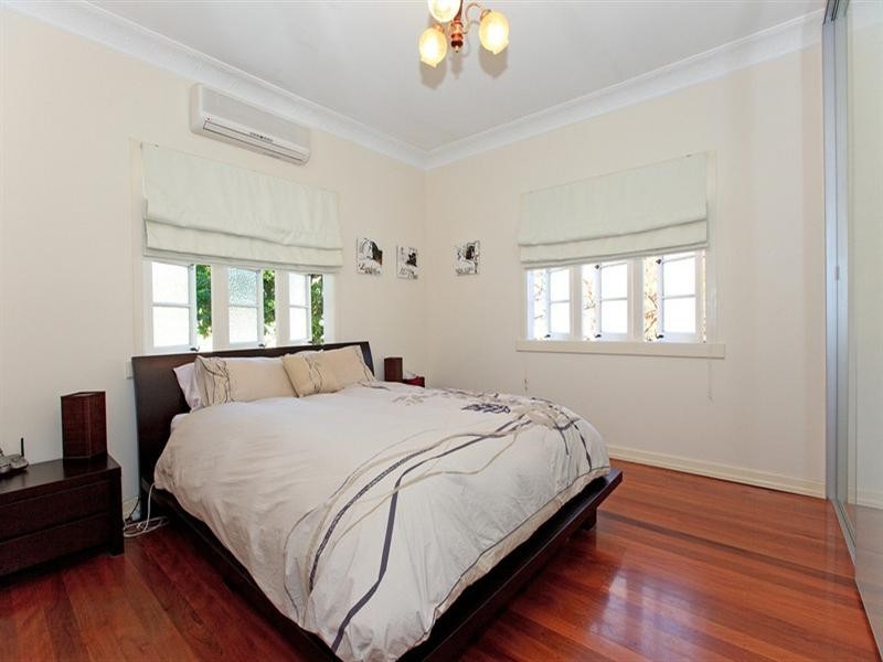 2 Fryar Street, Camp Hill QLD 4152