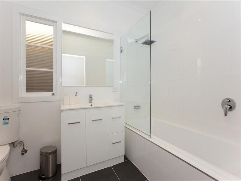 13 Longfellow Street, Norman Park QLD 4170